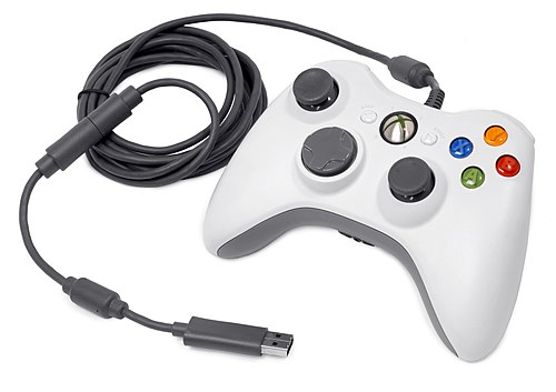 وحدة تحكم سلكية بيضاء لجهاز Xbox 360