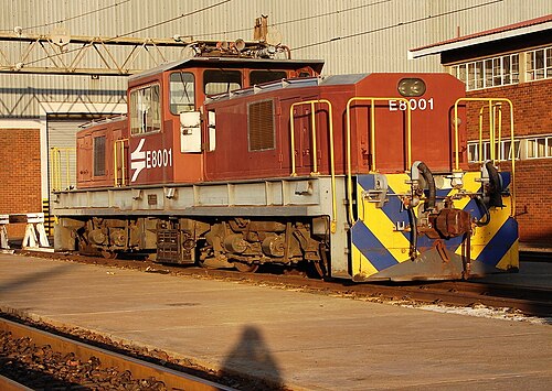 رقم E8001 باللون العنابي Spoornet في مستودع Sentrarand loco في غوتنغ، 8 أكتوبر 2009