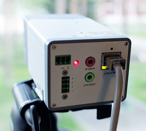 كاميرا IP تعمل بالطاقة وتتصل بالشبكة عبر تقنية Power over Ethernet