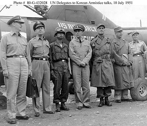 بايك في وفد الهدنة عام 1951.