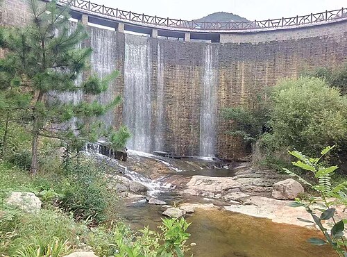 جدار شلال جبل يي