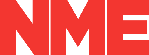 شعار مجلة NME. الأحرف الكبيرة N و M و E مكتوبة بشكل متقارب بخط أحمر كبير.