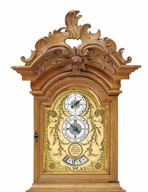 ساعة بندول ألمانية دقيقة من أوائل القرن العشرين، مبنية على تصميم إغناز بيكل، 1775 (رقم الجرد 2010-051)