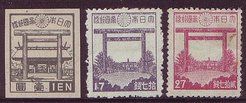 طوابع يابانية من فئة 17 سين (1943)، و27 سين (1945)، و1 ين (1946) تصور بوابة توري (Tori) وبوابة هوندن (honden) لضريح ياسوكوني