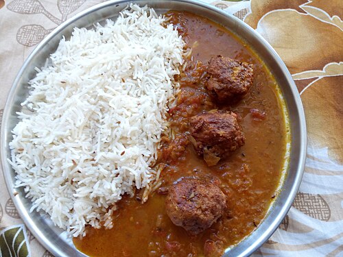 كرات لحم مطهوة مع الأرز