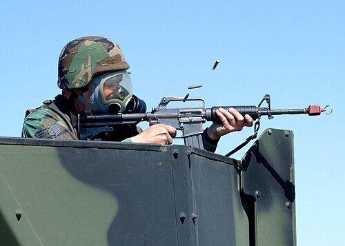 رقيب أول في سلاح الجو الأمريكي يحمل بندقية GAU-5/A تم تحويلها إلى GUU-5/P ومزودة بمحول إطلاق طلقات فارغة (BFA) لإطلاق الطلقات الفارغة.