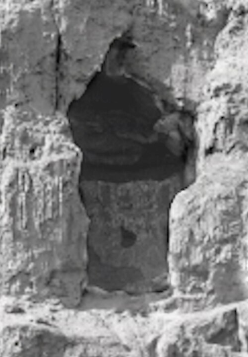 كهف الكنز ب (الكهف 84)، مع وجود جداريات مرئية على الجدار الخلفي اعتبارًا من عام 1912.