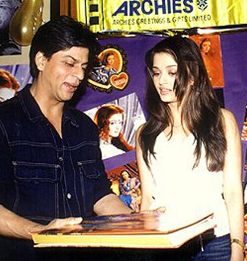 شاروخان يشاهد كتاباً مع آيشواريا راي عام 2002
