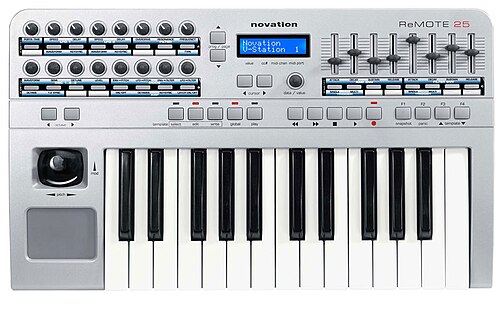 وحدة تحكم MIDI ثنائية الأوكتاف من نوع Novation Remote 25