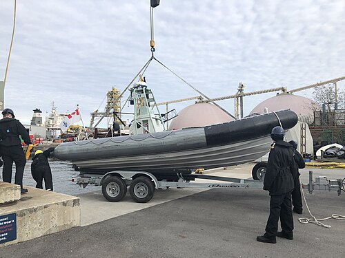 بحارة سفينة HMCS Star يرفعون قاربًا مطاطيًا سريعًا خلال تمرين وينتورث شيلد 2018