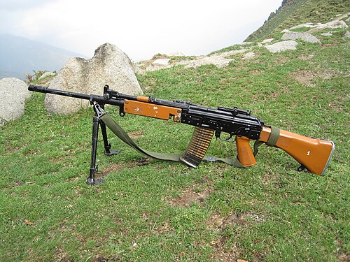 رشاش INSAS الخفيف المبكر، وهو سلاح من أصل هندي.