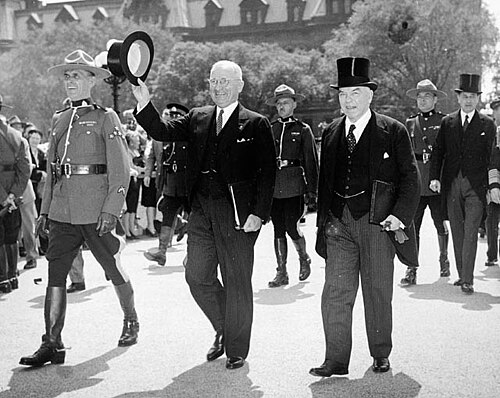 الرئيس الأمريكي السابق هاري ترومان مع ويليام ليون ماكنزي كينغ (1947)