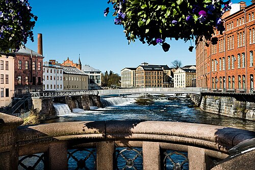 Campusbron، جسر المشاة فوق Motala ström في Campus Norrköping الذي يربط Visualiseringscenter C وKopparhammaren (يسار) وKåkenhus (يمين).