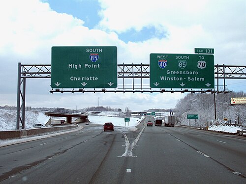 ينقسم الطريق السريع I-40 إلى الطريق السريع I-85. يمر الطريق السريع I-40 عبر غرينسبورو إلى وينستون-سالم، بينما يتجه الطريق السريع I-85 جنوبًا إلى شارلوت.