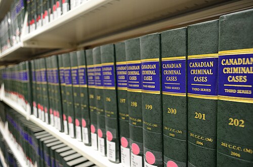 كتب مرقمة بالتسلسل على رف مكتبة.