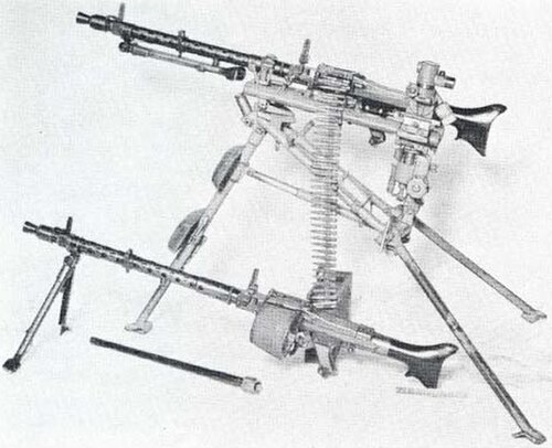 نسخة حامل ثلاثي القوائم تعمل بحزام ذخيرة MG 34 (أعلى) ونسخة حامل ثنائي القوائم مزودة بمخزن أسطواني (أسفل).