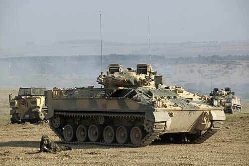 مركبة FV510 Warrior وغيرها من المركبات البريطانية ذات الطلاء الأخضر والبني الفاتح؛ في حين أن هذا الطلاء يرتبط عادةً بـ BATUS، إلا أنه يشير إلى حالة القوة المعارضة إذا تم استخدامه في البر الرئيسي البريطاني (كما هو الحال في هذه الصورة).