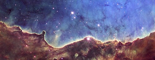 تفاصيل من تلسكوب هابل الفضائي للقسم الغربي من المجرة NGC 3324 (الشمال إلى اليمين)
