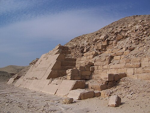 صورة لواجهة الهرم الرئيسي.