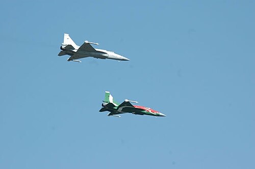 باكستان، طائرتان من طراز JF-17 تابعتان لسلاح الجو الباكستاني خلال احتفالات يوم الجمهورية الباكستانية (2007).