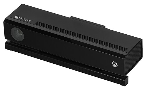 جهاز Kinect 2.0 عبارة عن جهاز أسود مستطيل الشكل لتتبع الحركة مزود بكاميرا واحدة على اليسار.