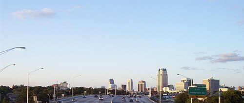 الطريق السريع I-4 مع خلفية أفق مدينة أورلاندو، صورة التقطت عام 2004
