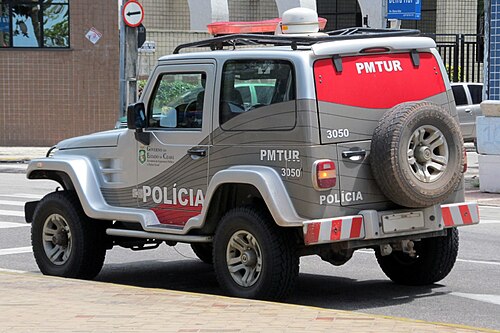 عربة T4 تابعة لشركة "PMTUR" (Companhia Independente de Policiamento Turístico)، والتي شوهدت في فورتاليزا، ولاية سيارا، البرازيل.