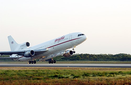 إقلاع طائرة L-1011 Stargazer مع وجود جهاز GALEX مثبت أسفلها