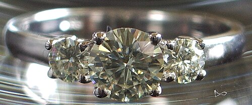 حجر كريم مستدير لامع وشفاف ذو أوجه متعددة.