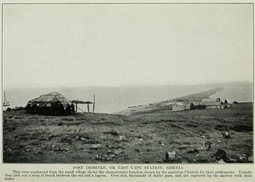 منظر لجزء من ميناء ديجنيف، 1913. من المحتمل أن تكون الكبائن ذات الطراز الأمريكي بالقرب من البحيرة محطة تجارية.
