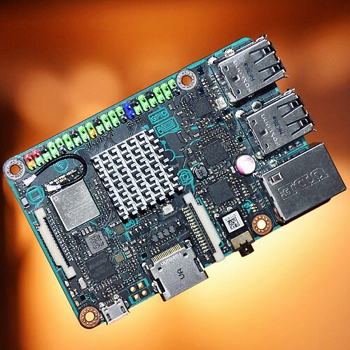 منافذ GPIO مرمزة بالألوان (أعلى) على لوحة Asus Tinker Board