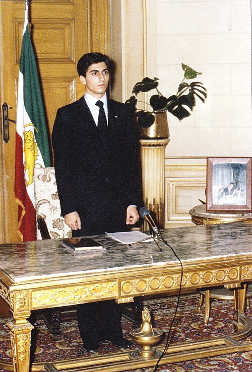 ولي العهد رضا بهلوي يؤدي اليمين الدستورية والعلم خلفه في قصر القبة بالقاهرة، 31 أكتوبر 1980