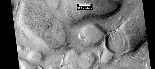 طبقات متداخلة في فوهة بركانية، كما رصدتها كاميرا HiRISE ضمن برنامج HiWish