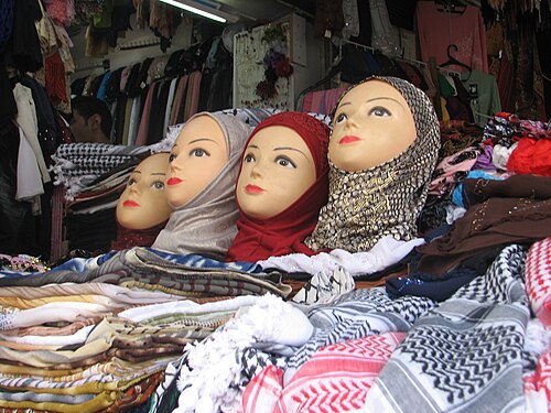 أغطية رأس نسائية للبيع في دمشق