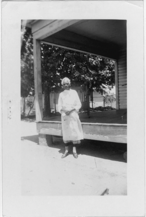 صورة لسوزان ميريت، وهي عبدة سابقة، من كتاب "روايات العبيد من مشروع الكتاب الفيدراليين"، 1936-1938، مكتبة الكونغرس، واشنطن العاصمة.
