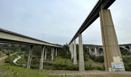 من اليسار إلى اليمين، جسور الطريق السريع I-90، وجسر هاي بريدج، وجسر صن سيت بوليفارد، التي تعبر فوق خور لاتا في الجزء الجنوبي من منتزه هاي بريدج.