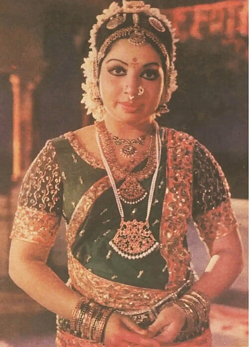 Jayalalithaa في ملابس Bharatanatyam لتسلسل أغنية في Paattum Bharathamum (1975)