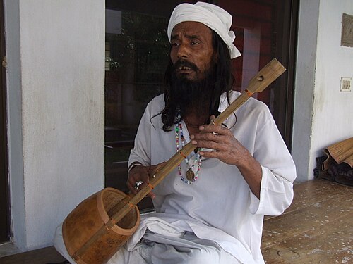 موسيقي من بنغلاديش يعزف على آلة إكتارا