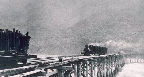 قطار نقل الأخشاب يعبر مصب نهر ماتول، حوالي عام 1900