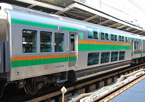 سيارة SaRo E232-3005 ذات الطابقين باللون الأخضر في يناير 2012