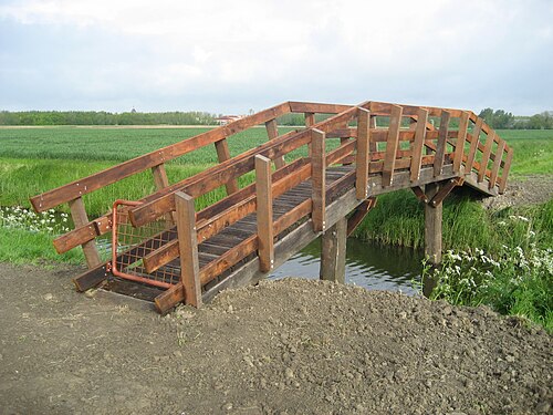 جسر فوق Huisingen Maar