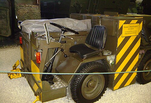 قاطرة طائرات من طراز Mowag-AEG مخصصة لطائرات Mirage IIIS و Mirage IIIRS