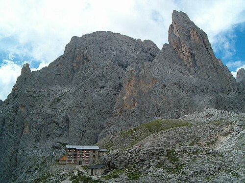 الجانب الشرقي من Cima di Ball (في الوسط) وCampanile Pradidali (على اليمين) يرتفع فوق Rifugio Pradidali