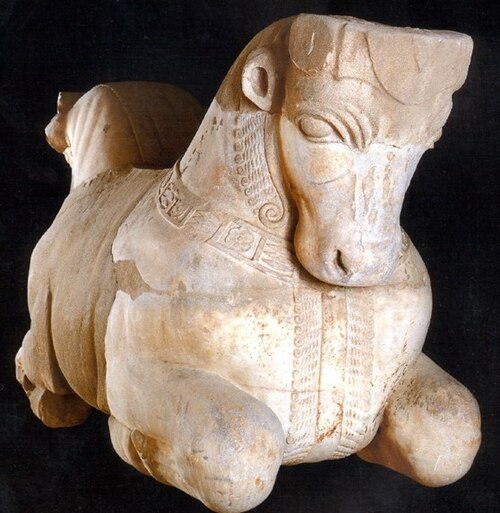 رأس ثور ذي رأسين على الطراز الفارسي عُثر عليه في صيدا. مصنوع من الرخام، ويعود تاريخه إلى القرن الخامس قبل الميلاد.