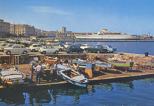 بطاقة بريدية قديمة، يمكن رؤية منحدر إنزال القوارب فيها، والذي لا يزال قيد الاستخدام.