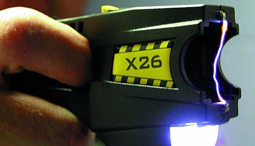 جهاز صاعق كهربائي من طراز Taser X26 يُحدث قوسًا كهربائيًا بين قطبيه الكهربائيين