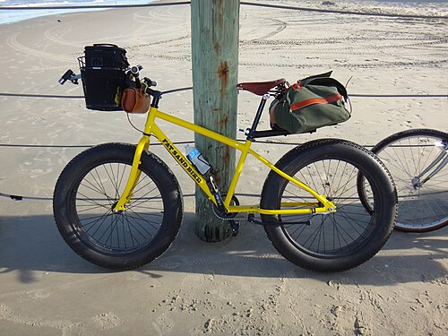 دراجة TommiSea Fat Sand Bike مجهزة للرحلات الشاطئية لمسافات طويلة، تم تصويرها على الحدود بين ولايتي فرجينيا وكارولاينا الشمالية.