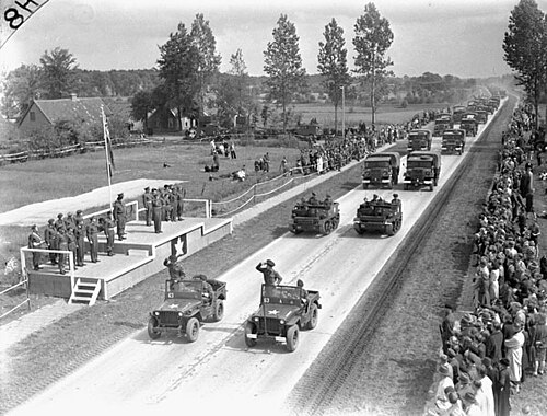 حشدٌ محترمٌ في موكب سيارات في كندا (1945)