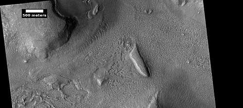 السمات الطبقية وتضاريس الدماغ، كما رصدتها كاميرا HiRISE ضمن برنامج HiWish. غالبًا ما تتحول وحدة السهول العليا إلى تضاريس الدماغ.