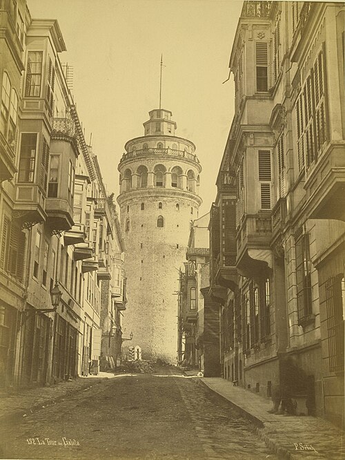 صورة مطبوعة بتقنية الألبومين لبرج غلطة من تصوير باسكال سيباه، بين عامي 1875 و1886
